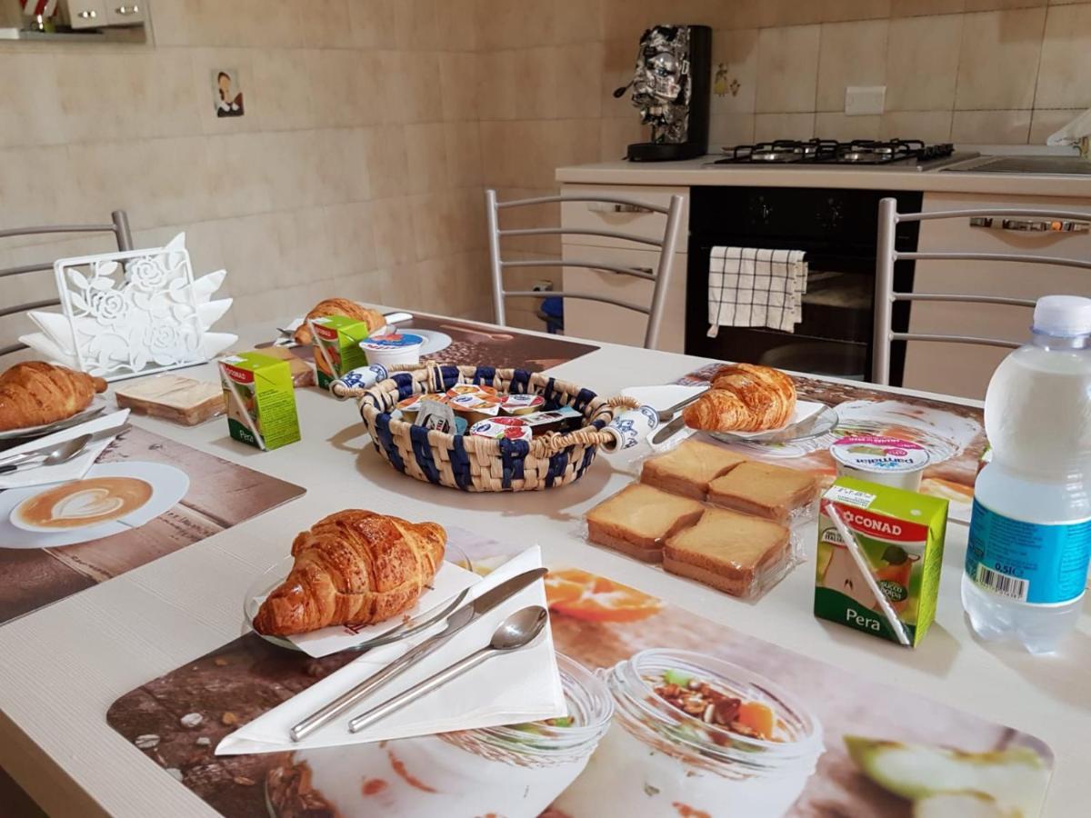 B&B A Casa Di Amici Caserta Eksteriør billede